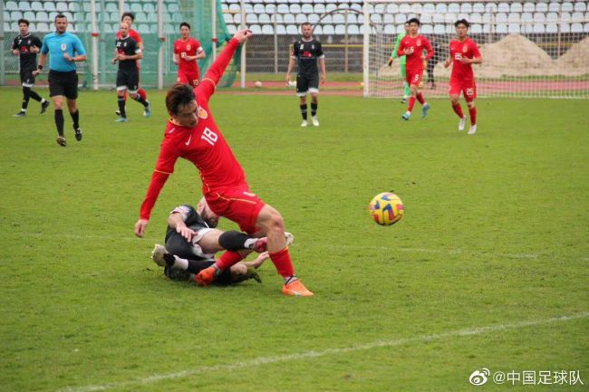 吴京面对两栖猎龙的突袭，果断地一铁铲解除危机，紧张中透露着科学家角色的机智与喜感